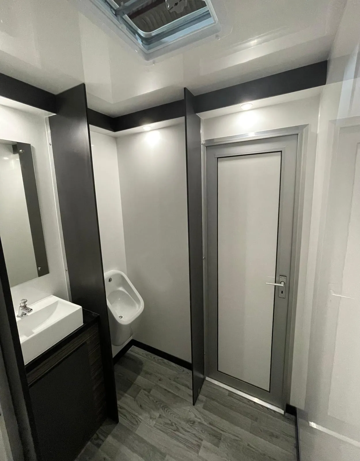 2+1 luxury trailer gents side with urinal